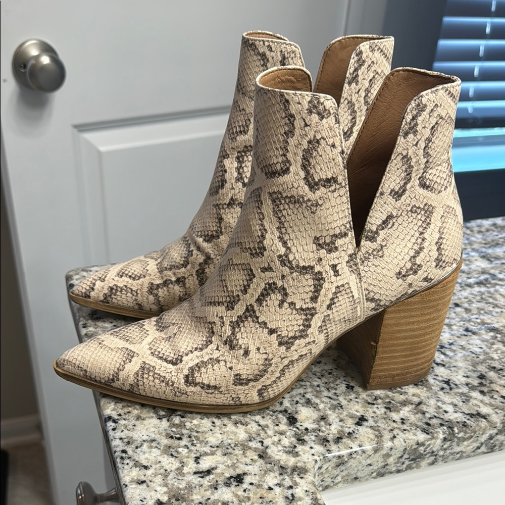 Steve Madden snakeskin kaylah ankle boots size 8